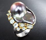 Серебряное кольцо с цветной жемчужиной барокко, голубыми топазами и турмалинами