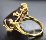 Золотое кольцо с крупным мексиканским агатом 13,83 карата, цаворитами и красными сапфирами Золото