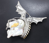 Серебряный кулон «Дракон» с жемчужиной барокко 62,02 карата, сапфирами и цаворитами Серебро 925