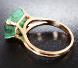 Золотое кольцо с характерными для Урала включениями изумрудом 6,81 карата Золото