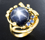 Золотое кольцо c крупным звездчатым 15,95 карата, синими и бесцветными сапфирами Золото