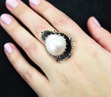 Серебряное кольцо с жемчужиной барокко 25,5 карата и синими сапфирами