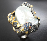 Серебряное кольцо с жемчужиной барокко 69,44 карата, синими и красными сапфирами