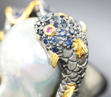 Серебряное кольцо с жемчужиной барокко 69,44 карата, синими и красными сапфирами Серебро 925