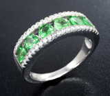 Замечательное серебряное кольцо с яркими цаворитами