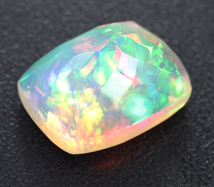 Мадагаскарский опал. Опал джиразоль камень. Опала 2 цветка. Эфиопский опал ограненный. Опала 2 цветка.