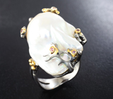 Серебряное кольцо с жемчужиной барокко 27,98 карата и сапфирами