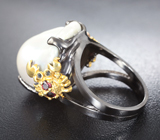Серебряное кольцо с жемчужиной барокко, родолитами гранатами и синими сапфирами Серебро 925