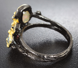 Серебряное кольцо с ограненным эфиопским опалом, родолитом и голубыми топазами Серебро 925