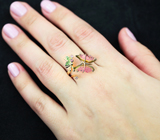 Золотое кольцо с резными полихромными турмалинами 2,34 карата, розовыми сапфирами и диопсидами Золото