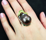 Серебряное кольцо с цветной жемчужиной барокко 36,55 карата и цаворитами Серебро 925