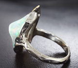 Серебряное кольцо с кристаллическим эфиопским опалом 6,2 карата, родолитом гранатом, сапфирами и зеленым бериллом Серебро 925