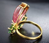 Золотое яркое кольцо с полихромным кабошоном 8,33 карата и резными зелеными турмалинами Золото