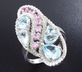 Изысканное cеребряное кольцо с голубыми топазами и сапфирами