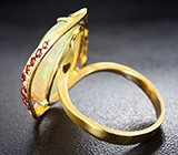 Кольцо c кристаллическим эфиопским опалом 6,58 карата, красными сапфирами, цаворитами гранатами и бриллиантами Золото