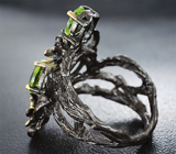 Серебряное кольцо с перидотами и бесцветными топазами