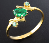Золотое кольцо с насыщенным зеленым и неоновыми уральскими изумрудами Золото