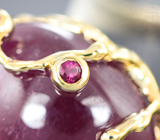 Золотое кольцо с крупным кабошоном 39,37 карата и ограненными рубинами, изумрудным «жучком» и бриллиантами Золото