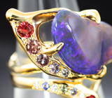 Золотое кольцо с австралийским solid опалом, гранатами со сменой цвета, голубыми сапфирами, красными шпинелями и бриллиантами Золото