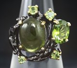 Серебряное кольцо с зеленым турмалином и перидотами