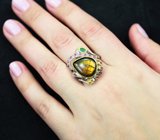 Серебряное кольцо с аммолитом аммонита, изумрудом и сапфирами