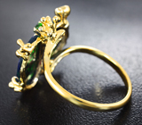 Золотое кольцо с кристаллическими черными опалами авторской огранки 3,23 карата и диопсидами Золото