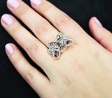 Изысканное серебряное кольцо с родолитами и лунным камнем