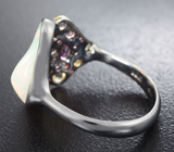 Серебряное кольцо с кристаллическим опалом 6,01 карата, родолитами гранатами и сапфирами