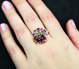 Шикарное серебряное кольцо с кристаллическим черным опалом, родолитами и пурпурными сапфирами