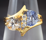 Золотое кольцо c морганитом 0,87 карата, голубым сапфиром 1,07 карата и бесцветными цирконами Золото