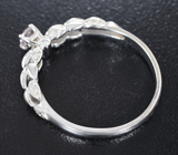 Золотое кольцо с редким розовым 0,16 карата и бесцветными бриллиантами Золото