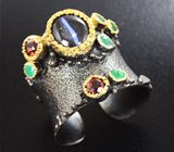 Серебряное кольцо cо скаполитом с эффектом кошачьего глаза, изумрудами и гранатами Серебро 925