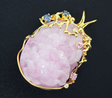 Золотой кулон с уникальным ярко-розовым резным морганитом 91,81 карата, бриллиантами, синими и розовыми сапфирами Золото