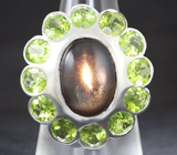 Серебряное кольцо с солнечным камнем с эффектом кошачьего глаза и перидотами