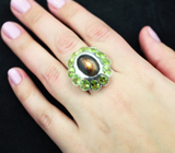 Серебряное кольцо с солнечным камнем с эффектом кошачьего глаза и перидотами Серебро 925