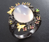 Серебряное кольцо с розовым кварцем, родолитами и ограненными эфиопскими опалами