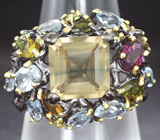 Серебряное кольцо с флюоритом, родолитом, голубыми топазами, желтыми турмалинами и перидотами Серебро 925