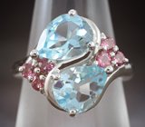 Изысканное серебряное кольцо с голубыми топазами и родолитами