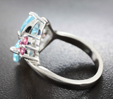 Изысканное серебряное кольцо с голубыми топазами и родолитами