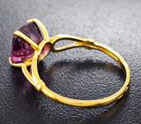 Золотое кольцо с крупной насыщенной пурпурно-розовой шпинелью 3,54 карата Золото