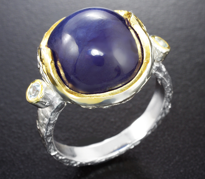 Серебряное кольцо с крупным синим сапфиром 19,78 карата и голубыми топазами