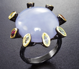 Серебряное кольцо с халцедоном 27+ карат, родолитами и голубыми топазами Серебро 925