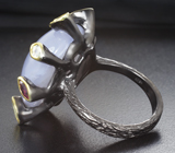Серебряное кольцо с халцедоном 27+ карат, родолитами и голубыми топазами Серебро 925
