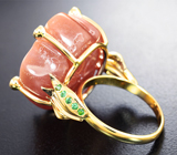 Золотое кольцо с крупным резным искрящимся солнечным камнем 34,24 карата и цаворитами