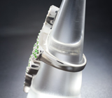 Эффектное серебряное кольцо «Змейка» с диопсидами Серебро 925