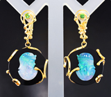 Золотые серьги «Клеопатра» с опаловыми камеями на ониксе 12,81 карата и цаворитами Золото