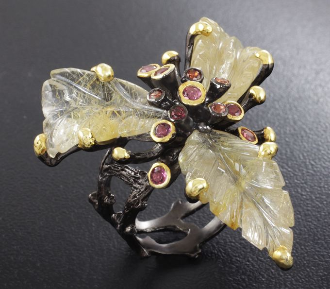 Серебряное кольцо с резным рутиловым кварцем и родолитами