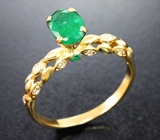 Золотое кольцо с сочно-зеленым уральскими изумрудами 0,84 карата и бриллиантами Золото