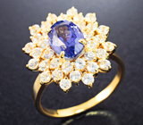 Золотое кольцо с насыщенным фиолетовым танзанитом 2,05 карата и бесцветными цирконами Золото