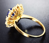 Золотое кольцо с насыщенным фиолетовым танзанитом 2,05 карата и бесцветными цирконами Золото